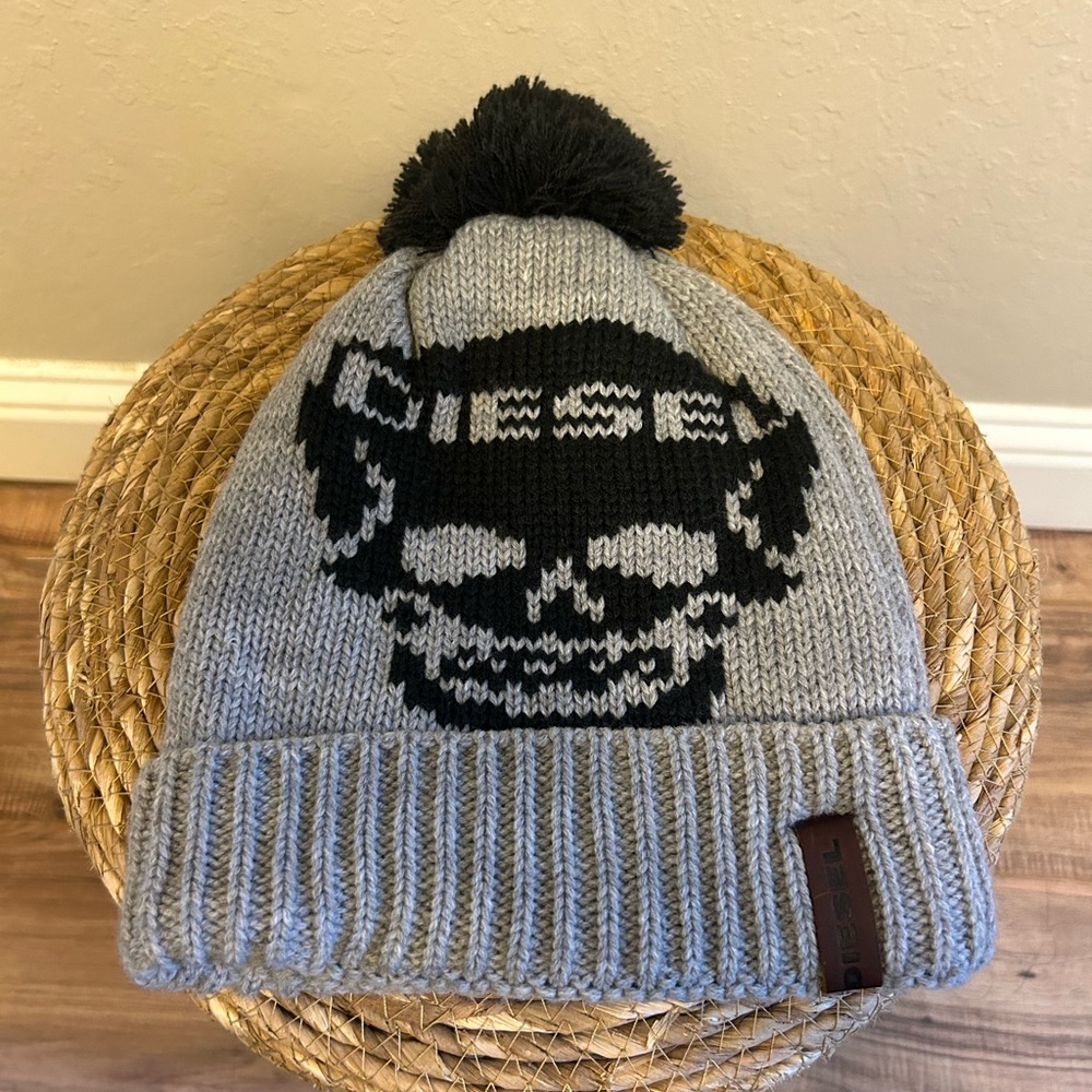 💜 Diesel Gray and Black Skull Knit Beanie Hat